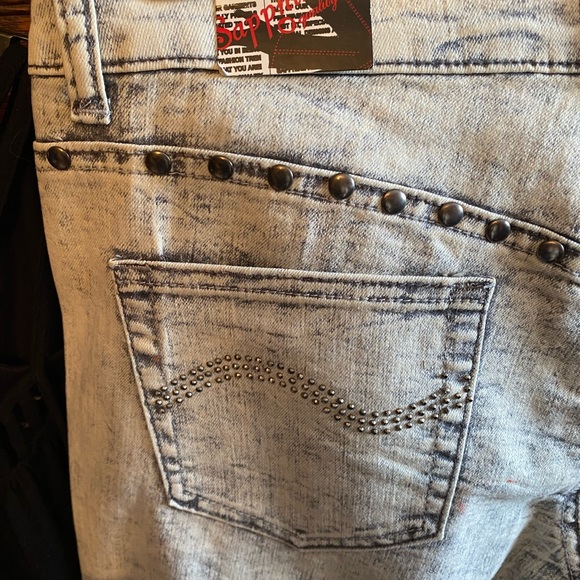 New with tags light stonewashed Sapphire red straight leg jeans with studs - Picture 9 of 14